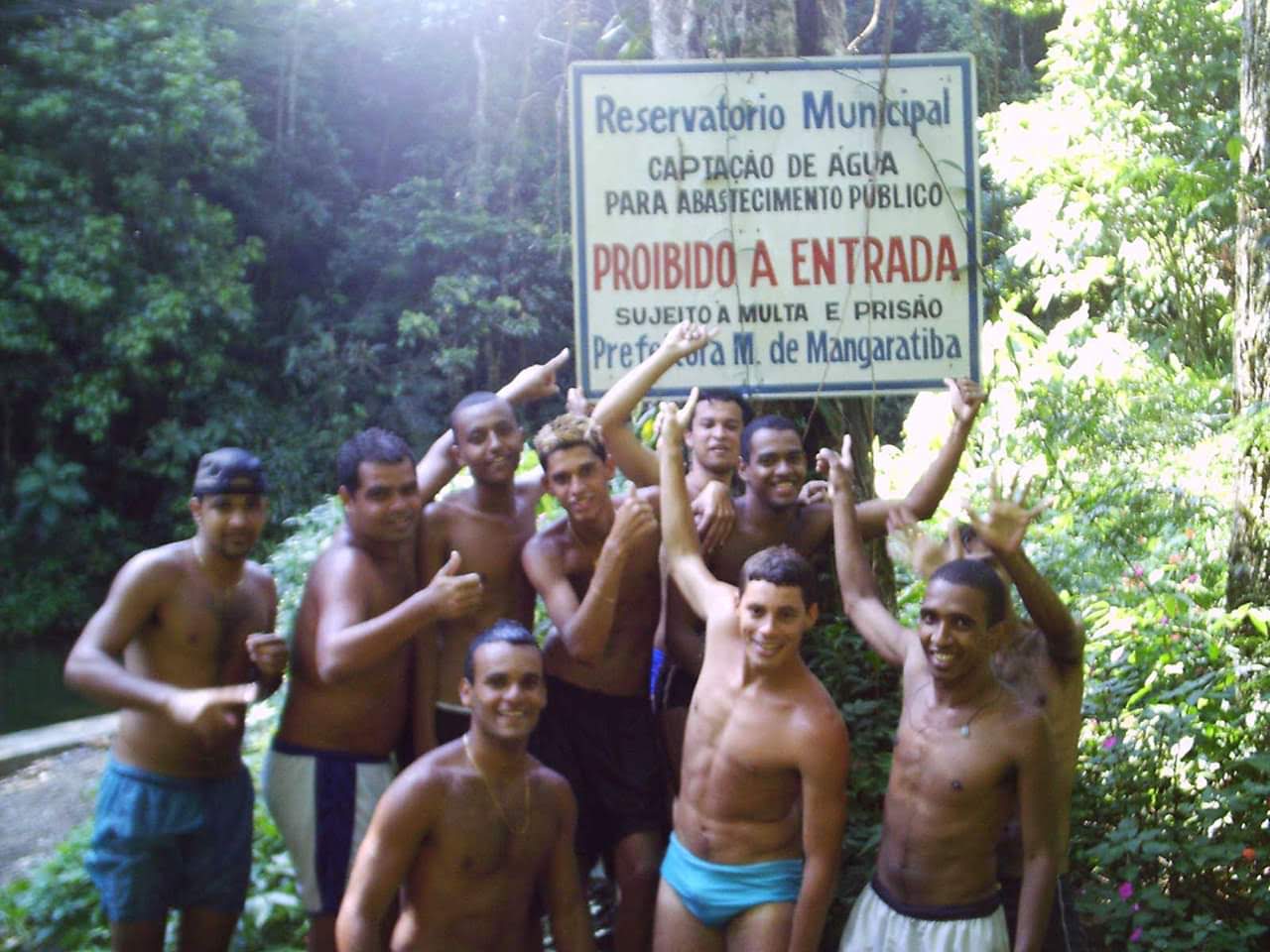 Amigos do grupo Acabou a Brincadeira de Guadalupe, na cachoeira Véu da Noiva, localizada no Município de Mangaratiba, Rio de Janeiro. (foto 1)