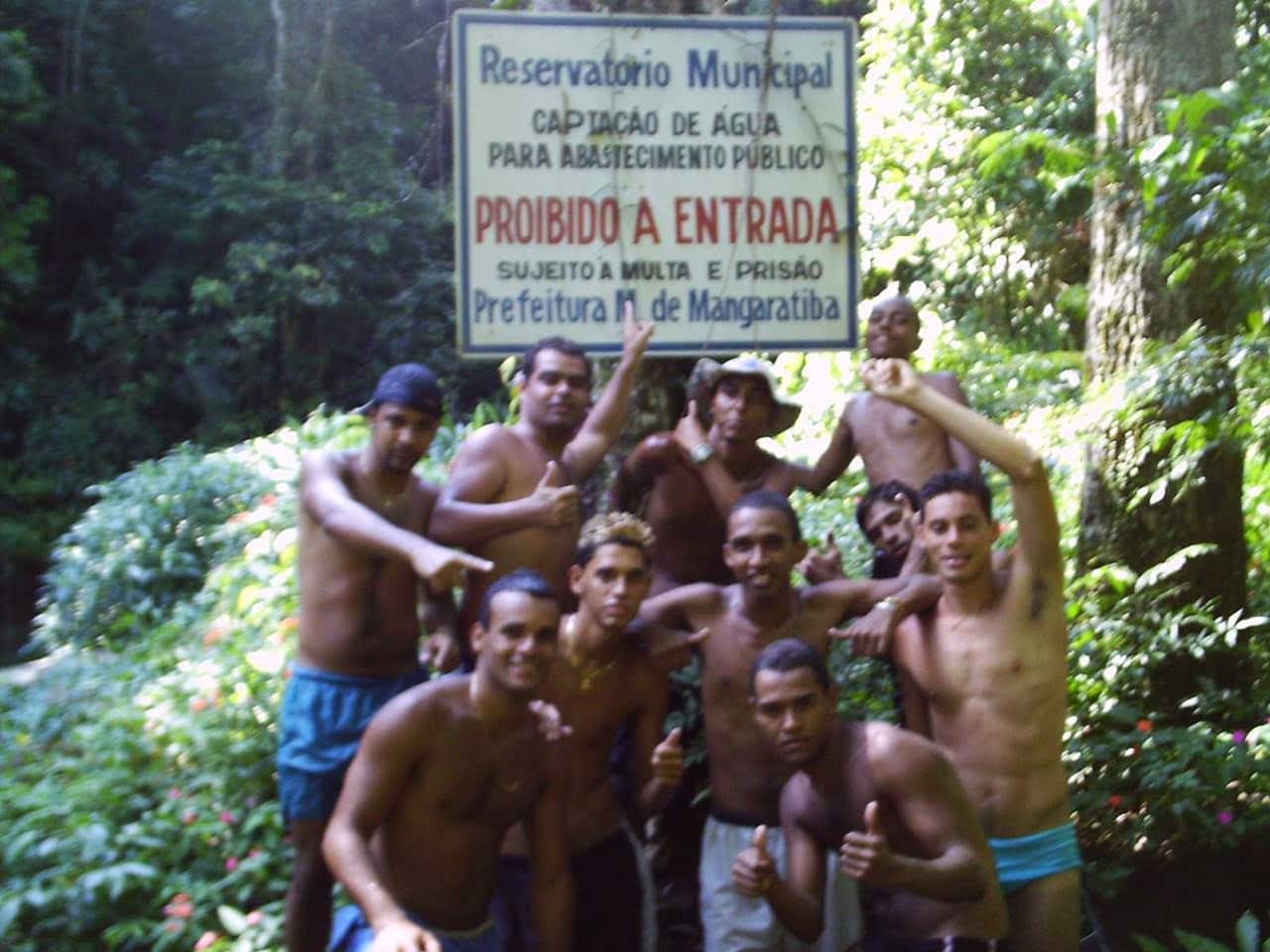 Amigos do grupo Acabou a Brincadeira de Guadalupe, na cachoeira Véu da Noiva, localizada no Município de Mangaratiba, Rio de Janeiro. (foto 2)