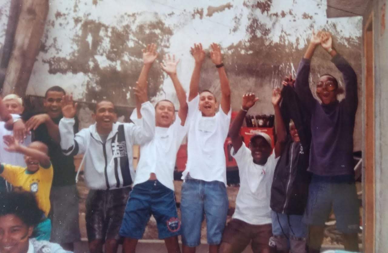 Amigos do grupo Acabou a Brincadeira de Guadalupe, fazendo farra e vendo a Copa do Mundo de Futebol no quintal da casa do Bira. (foto 3)