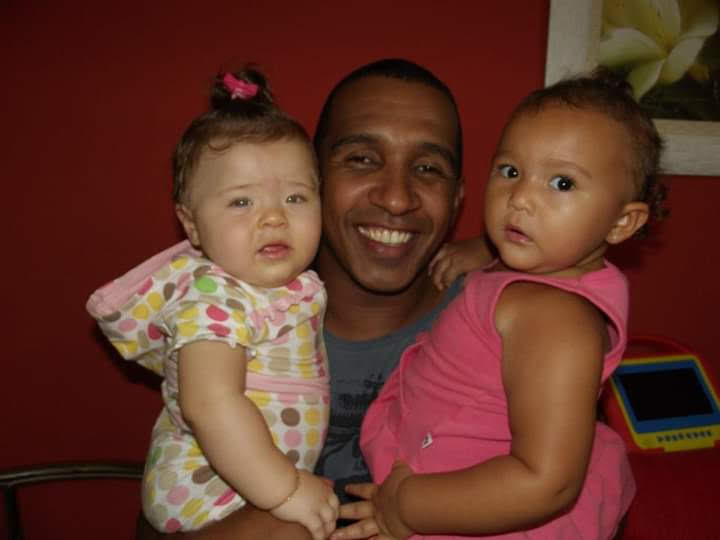Nosso eterno melhor amigo Nino, com a Manu e a filha do Geleia em seu colo. Na festa de aniversário desta última. (foto 3)